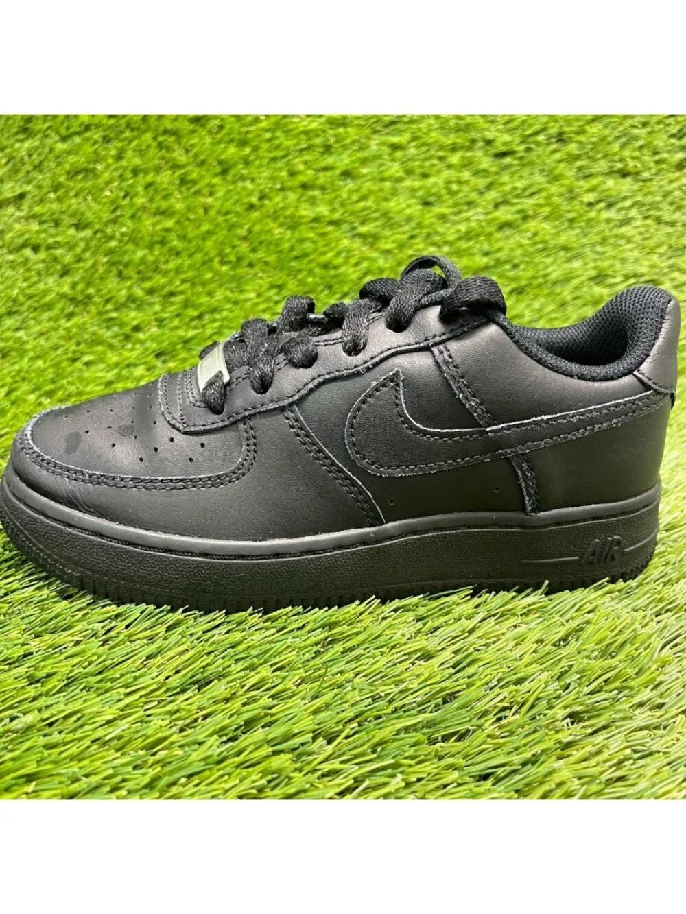 Nike Air Force 1 LE Boys Size 1Y Triple Black Athletic Leather Shoes Sneakers